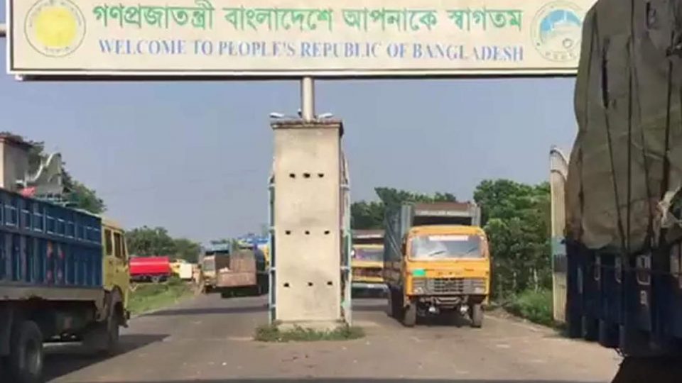 truck-india-bangladesh-border