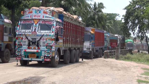 mahadipur-border-trucks